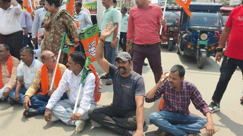 रांची लाठीचार्ज के विरोध में सड़कों पर उतरी BJP
