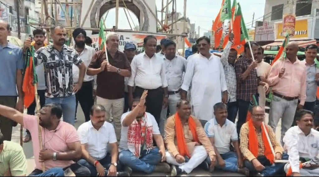 भाजपा कार्यकर्ता सुबह से सड़कों पर उतरे।