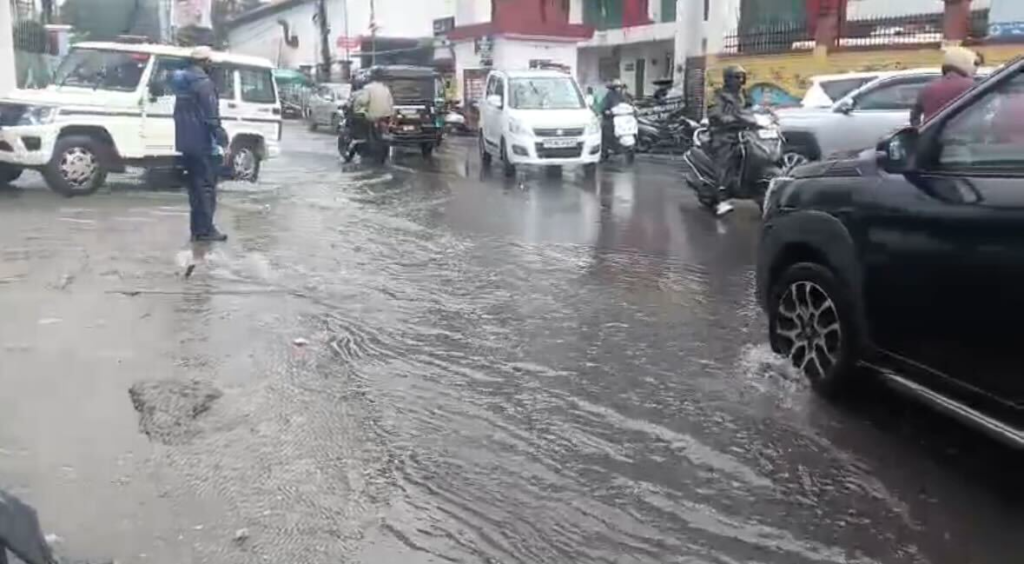 लगातार बारिश से सड़क की सतह प्रभावित