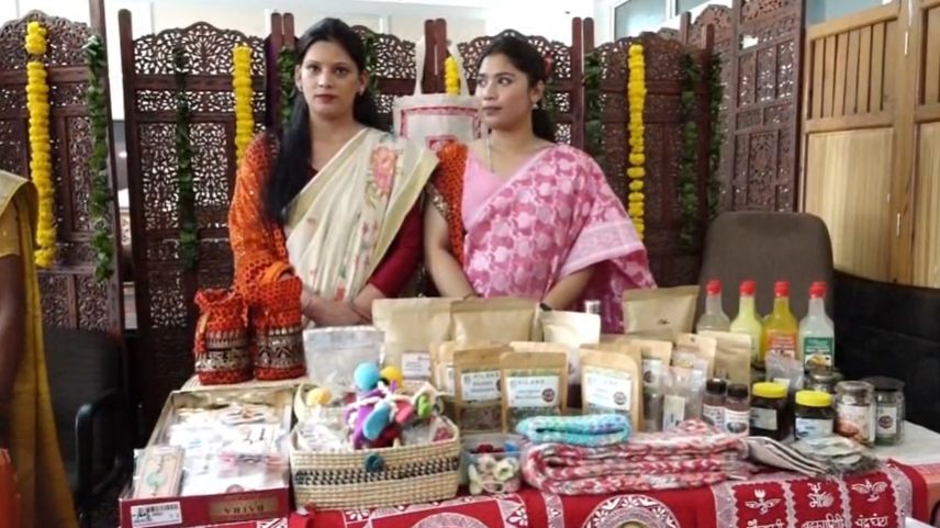 मुख्यमंत्री ने स्टॉलों का शुभारंभ और अवलोकन किया।