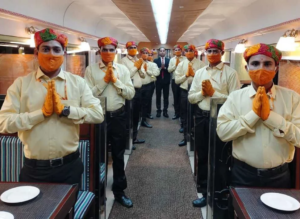 रामयाण एक्सप्रेस के वेटर्स की ड्रेस पर संतों ने किया हंगामा