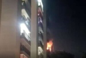 प्रयागराज में रॉकेट से छठवें फ्लोर में लगी आग