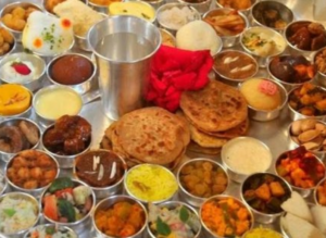 विवाह में बचे भोजन का सदुपयोग करती दिखी एक महिला 