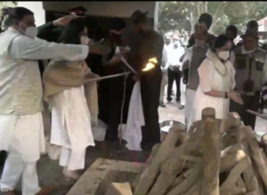 बेटियों ने दी सीडीएस व उनकी पत्नी की चिता को अग्नि
