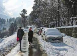 देश के पहाड़ी इलाकों में लगातार बर्फबारी जारी