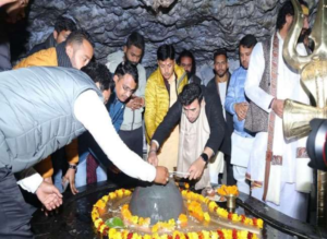 भाजयुमो के राष्ट्रीय अध्यक्ष तेजस्वी सूर्य पहुंचे देहरादून के टपकेश्वर मंदिर