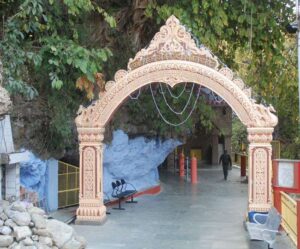 सीएम धामी पहुंचे टपकेश्वर महादेव मंदिर, प्रदेश के लिए की कामना