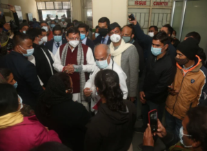 उत्तराखंड के सीएम धामी हल्द्वानी अस्पताल में निरीक्षण करने पहुंचे