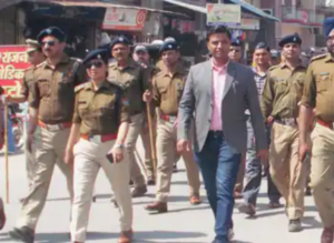 खटीमा में पुलिस प्रशासन और पैरामिलिट्री फोर्स ने निकाला फ्लैग मार्च