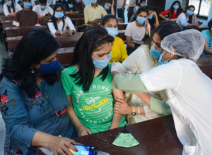 देश में 50 प्रतिशत किशोरों को लग चुकी कोरोना वैक्सीन, PM ने दी बधाई