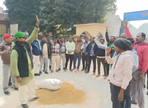 नाराज किसानों ने जमालपुर  पर धान पर पेट्रोल डालकर जलाने का किया प्रयास