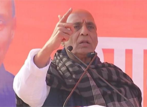 मथुरा में रक्षा मंत्री राजनाथ सिंह ने सपा पर साधा निशाना