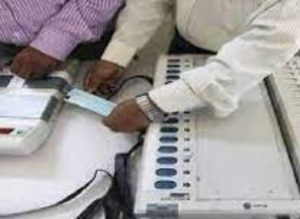 उत्तराखंड में मतदान प्रभावित, कई बूथों पर आ रही ईवीएम मशीनों में खराबी