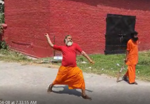 संत खेल रहे क्रिकेट दे रहे फिट रहने का मैसेज