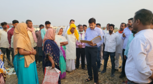अतिक्रमण हुए तालाब भूमि को कब्जा मुक्त कराते हुए जिलाधिकारी 