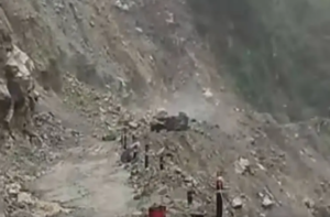 तीन घंटे बाद खुला लामबगड़ के पास बंद बद्रीनाथ हाईवे, 400 यात्री फंसे