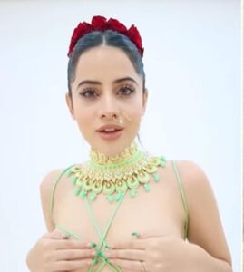 उर्फी जावेद का बोल्ड लुक पहनी धागे से बनी ड्रेस धगी