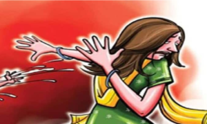 अश्लील हरकत करने के बाद महिला लेखपाल पर डाला तेजाब