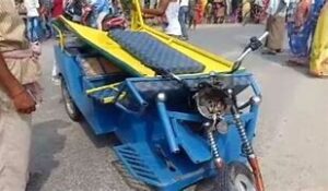  उत्तरप्रदेश   सड़क हादसे में तीन लोगों की मौत।