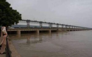  दिल्ली  मे घटने लगा  यमुना नदी का जलस्तर।