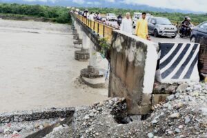 कुमाऊ मे बारिश से सड़कों पर थमी रफ्तार ।