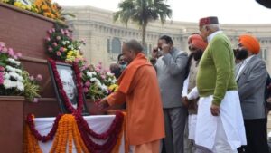 मुख्यमंत्री योगी आदित्यनाथ ने पूर्व प्रधानमंत्री चौधरी चरण सिंह के जन्मदिवस पर उनकी प्रतिमा व चित्र पर पुष्प अर्पित