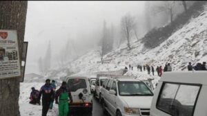 हिमाचल प्रदेश के टनल के नॉर्थ पोर्टल से लेकर धुंधी तक रातभर फंसे रहे 400 वाहनों को  निकाला गया