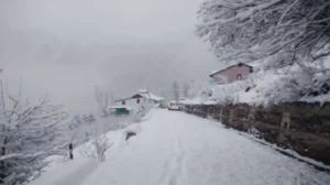 हिमाचल प्रदेश के ऊंचाई वाले क्षेत्रों बर्फबारी ज़ारी