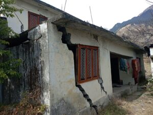 जोशीमठ में दारार वाले भवनों की संख्या लगातार बढ़ी 14 और भवनों  में दारार