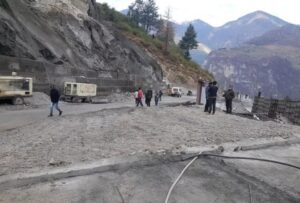 बदरीनाथ राष्ट्रीय राजमार्ग भी भू-धंसाव की चपेट में मार्ग के कई  हिस्सो में दरारें