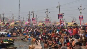 मौनी अमावस्या पर लाखों श्रद्धालुओं ने  लगाई गंगा, यमुना और अदृश्य सरस्वती के संगम में डुबकी