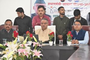 देहरादून: मंत्री गणेश जोशी ने वितरण किए अर्द्धकुशल राजमिस्त्रियों को टूल किट व प्रमाण पत्र