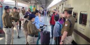 देहरादून–होली त्योहार के चलते रेलवे यात्रियों को जीआरपी पुलिस ने किया जागरूक