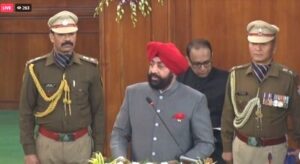 गैरसैंण: कांग्रेस के भारी हंगामे के बीच राज्यपाल ले. जनरल गुरमीत सिंह ने पढ़ा अभिभाषण, खाका खींचा