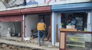 मसूरी: भारी पुलिस बल की मौजूदगी में MDDA ने ध्वस्त की मॉल रोड पर बनी अवैध दुकानें