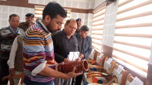 जनपद में स्थानीय लघु उद्योगों द्वारा निर्मित स्थानीय उत्पादों का जिलाधिकारी ने कलेक्ट्रेट में किया निरीक्षण