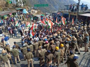 गैरसैंण: ढोल दमाऊ के साथ पहुंचे कर्मचारियों ने सरकार के खिलाफ किया जमकर प्रदर्शन