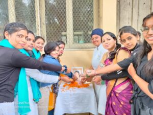 स्व.डॉ इन्दिरा हृदयेश जी की जयंती पर एमकेपी पीजी कॉलेज मे पुष्प अर्पण