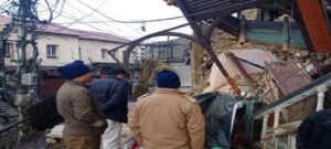 मसूरी में होटल का पुस्ता गिरने से हुआ बड़ा हादसा ,मलबे में दबी कई गाडि़या ।