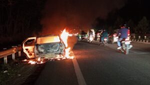 हरिद्वार देहरादून मार्ग पर धू-धू कर जली कार बनी आग का गोला