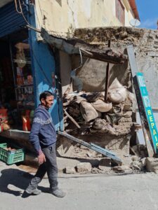 अज्ञात वाहन ने कई दुकानों को किया क्षतिग्रस्त