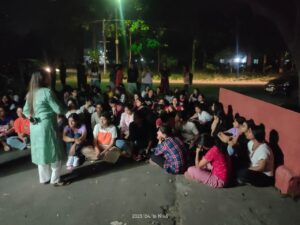 बड़ी ख़बर : समानता के अधिकार को लेकर पंत विवि की छात्राएं सड़क पर