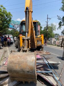 जिलाधिकारी सोनिका के निर्देश पर शहर के बाजार अवैध अतिक्रमण पर दूसरा दिन बड़ी कार्रवाई