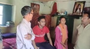 DM डॉ आशीष चौहान पहुंचे डोभ श्रीकोट, अंकिता भंडारी के परिजनों से मुलाकात कर समस्याओं पर की चर्चा