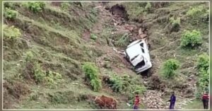 दुर्घटना: यहां खाई में गिरी अनियंत्रित कार! एक की मौत, पांच घायल