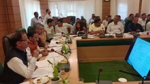 मंत्री रमेश ने नाराजगी व्यक्त कर अधिकारियों को विद्युत लाइन तत्काल शिफ्ट करने, लोनिवि को सड़क सुधारीकरण करने के निर्देश