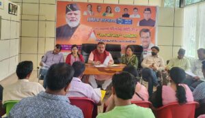 महा जनसंपर्क अभियान की तैयारियो को लेकर पार्टी पाधिकारियों संग बैठक करते कैबिनेट मंत्री गणेश जोशी