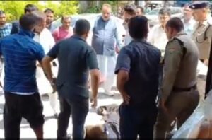 कैबिनेट मंत्री गणेश जोशी के सामने लोगों ने की युवक की धुनाई