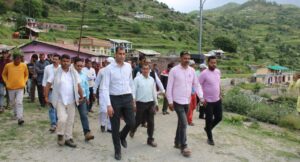 बड़ी ख़बर : जिलाधिकारी अभिषेक ने किया नौगांव ब्लॉक के दूरस्थ गांव कफनौल का भ्रमण! दिए ये निर्देश…