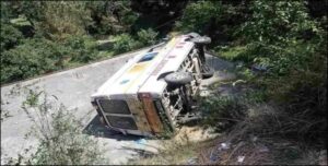 बड़ी ख़बर : गर्भवती महिला को ले जा रही एंबुलेंस मकान की छत पर गिरी